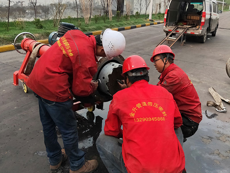 DN500循環(huán)水管道帶壓開(kāi)孔順利完成！2.jpg